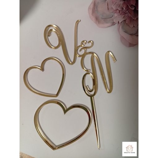 Esküvői Monogramos tortadísz szivecskével