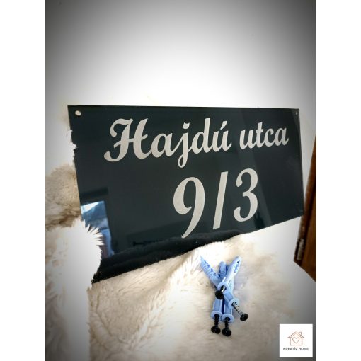Modern Antracit Plexi Házszámtábla – Elegancia és Időtállóság